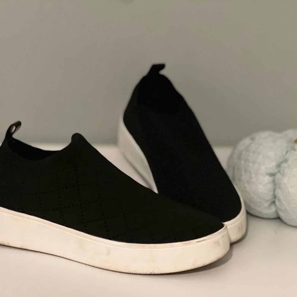 Women’s Steve Madden Knitted upper Black Slip On Shoes.  Size is 8.5 M.